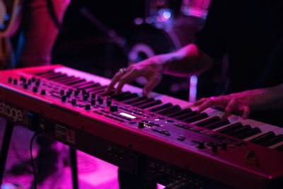 MIDIキーボードをライブでどのように使用しますか