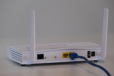 モデムからのデータ回線の長さを100フィートにすることはできますか