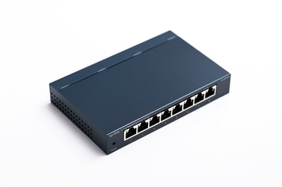モデムとルーターを設定するにはどうすればよいですか
